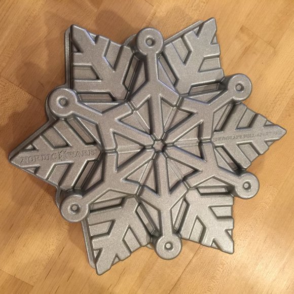 Nordic Ware Snowflake Pull-apart Cake Pan - Picture 1 of 8
